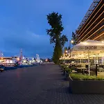 Courtyard By Marriott Waterfront Hotel