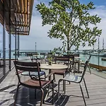 Courtyard By Marriott Waterfront Hotel 4*