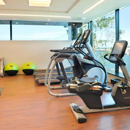 Courtyard By Marriott Waterfront Hotel