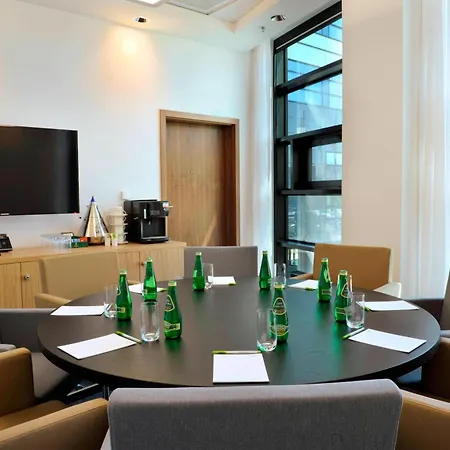 Courtyard By Marriott Waterfront גדינייה