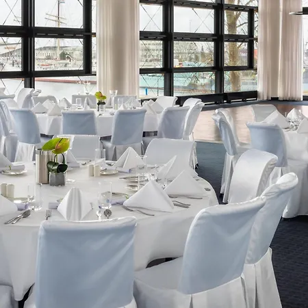 Courtyard By Marriott Waterfront מלון גדינייה