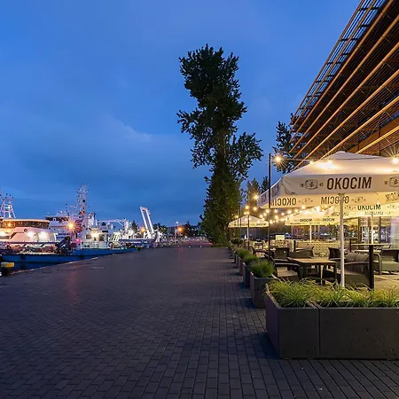 Courtyard By Marriott Waterfront Hotel