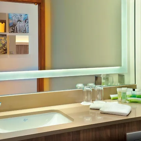Courtyard By Marriott Waterfront Hotel