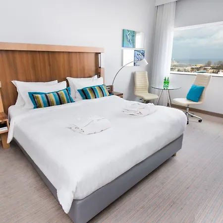 מלון Courtyard By Marriott Waterfront גדינייה