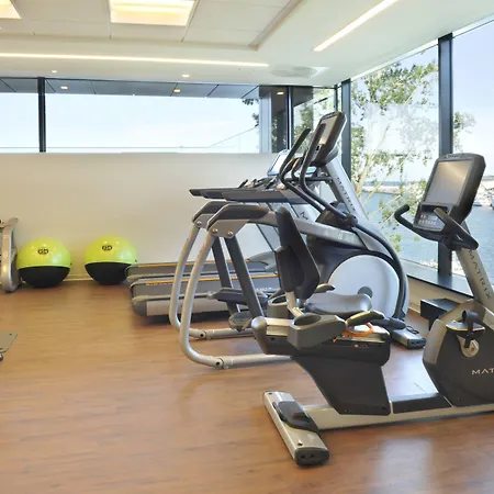 מלון Courtyard By Marriott Waterfront גדינייה