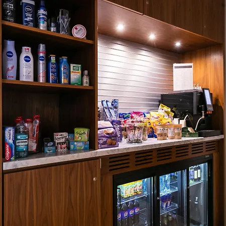 Courtyard By Marriott Waterfront גדינייה