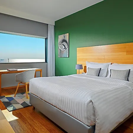 Courtyard By Marriott Waterfront מלון