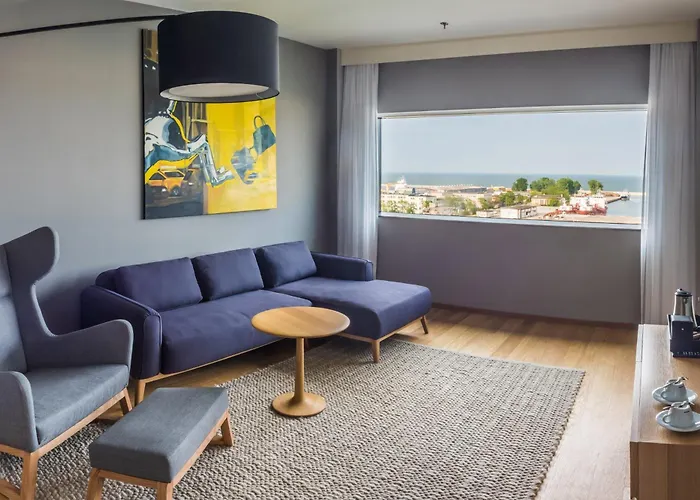 Courtyard By Marriott Waterfront מלון