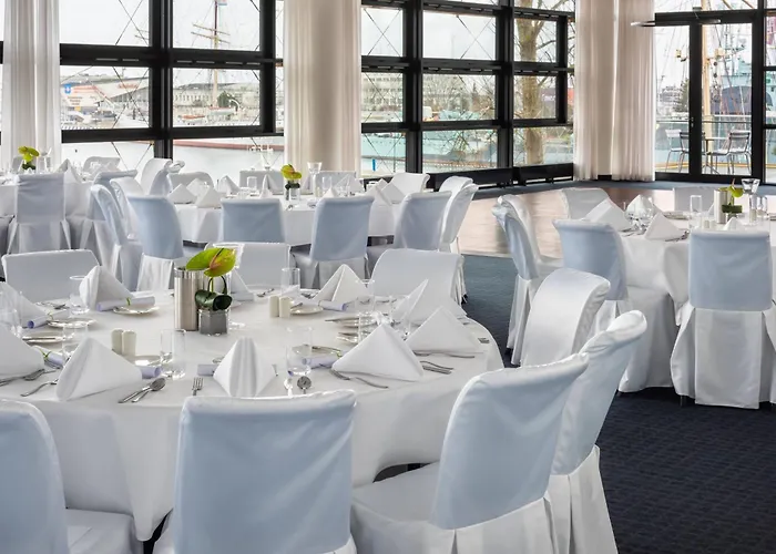 Courtyard By Marriott Waterfront מלון גדינייה