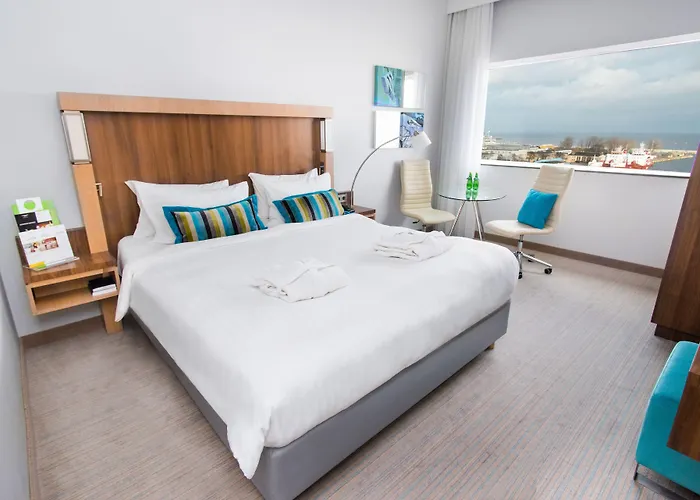 מלון Courtyard By Marriott Waterfront גדינייה