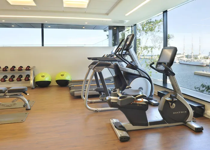 מלון Courtyard By Marriott Waterfront גדינייה